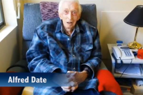 Έφτασε τα 109 χρόνια και πλέκει πουλόβερ για… πιγκουίνους – ΦΩΤΟ