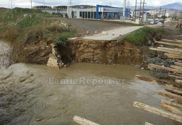Λαμία – Χείμαρρος έκοψε στα δύο τον παράδρομο της εθνικής – ΦΩΤΟ