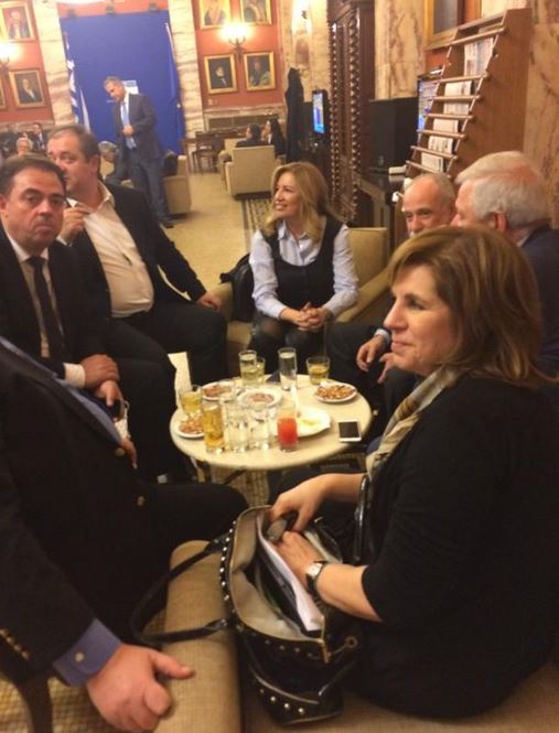 Το “πηγαδάκι” των βουλευτών του ΠΑΣΟΚ στο εντευκτήριο της βουλής – ΦΩΤΟ