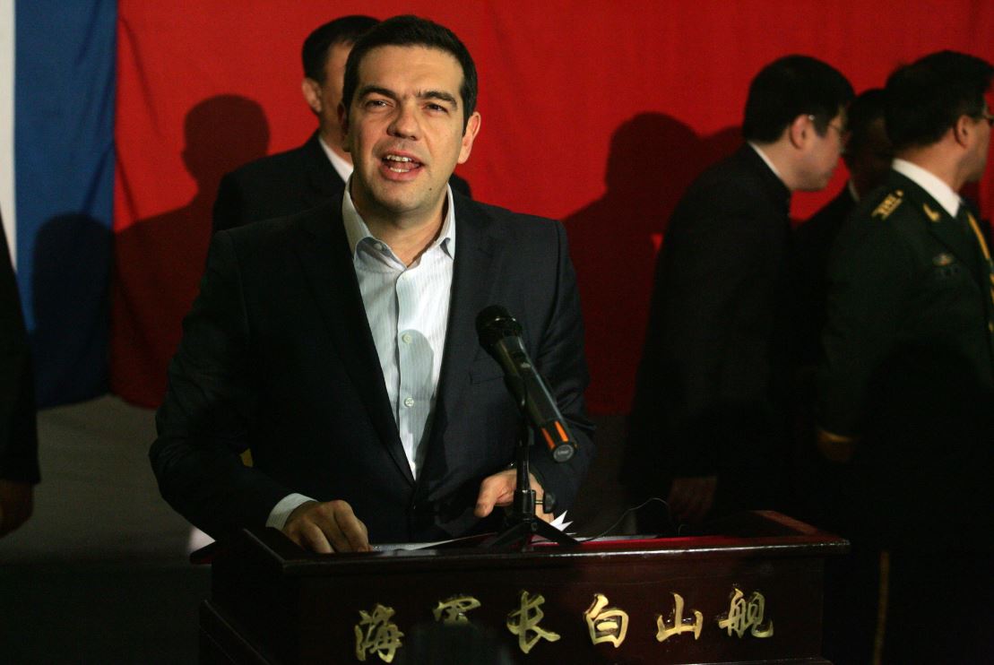 Το δώρο που δέχθηκε ο Πρωθυπουργός από τον Κινέζο Ναύαρχο – ΦΩΤΟ