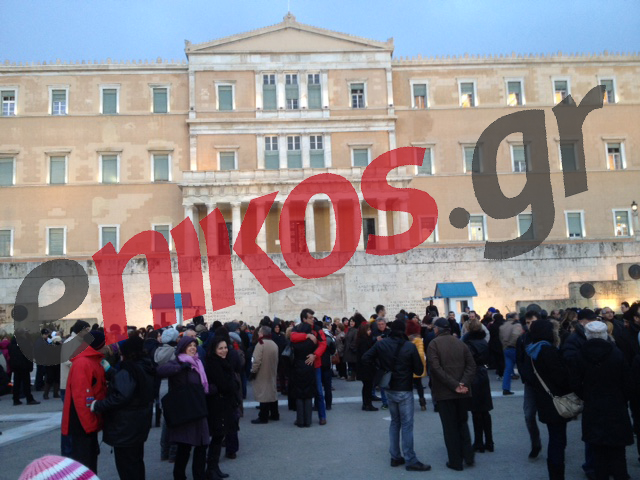 Πλήθος διαδηλωτών στη συγκέντρωση στο Σύνταγμα – ΦΩΤΟ – ΤΩΡΑ