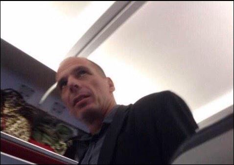 Συνέντευξη… εν πτήσει για τον Βαρουφάκη – ΦΩΤΟ