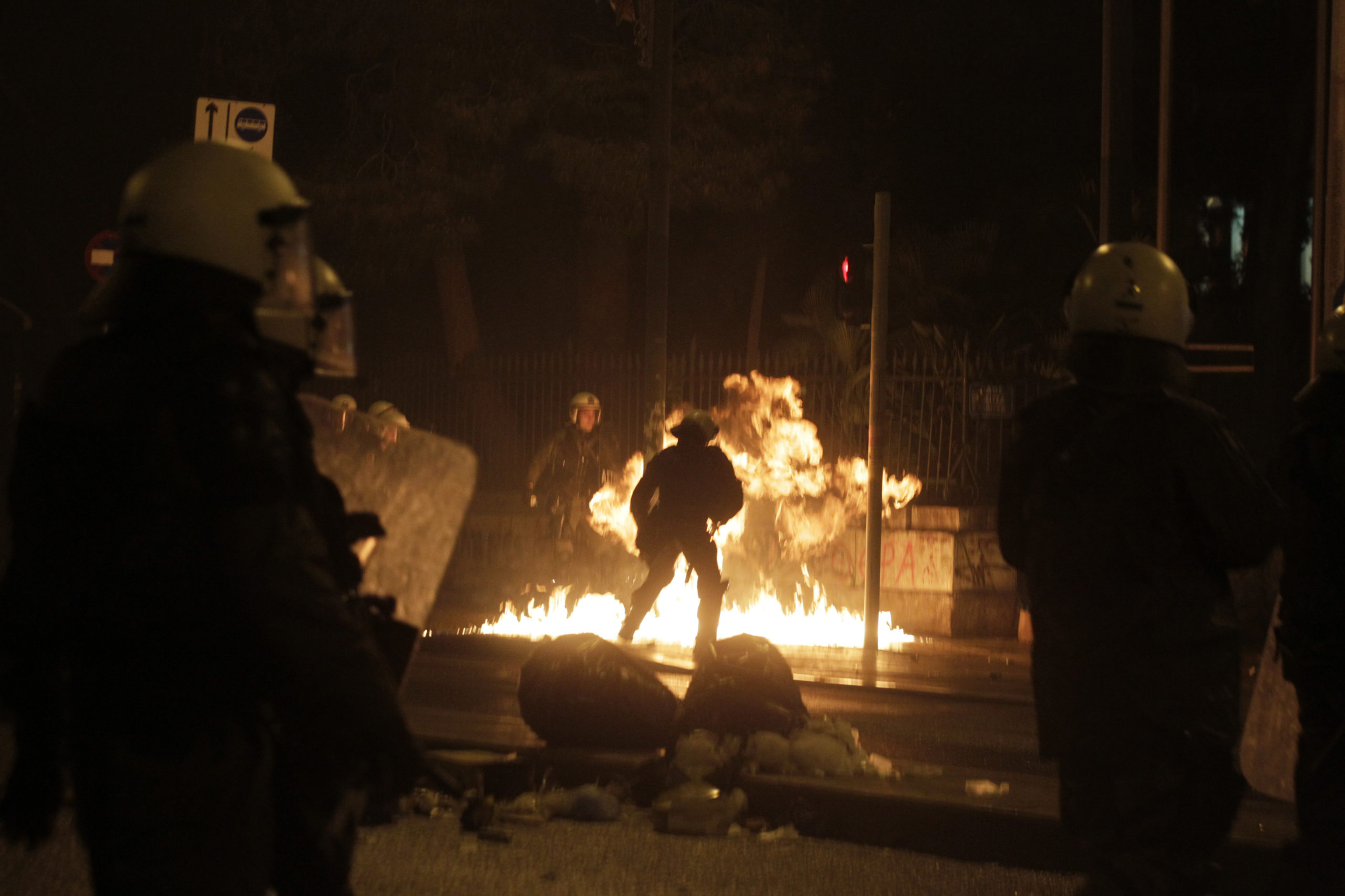 Βραδιά επεισοδίων στο κέντρο της Αθήνας – ΦΩΤΟ