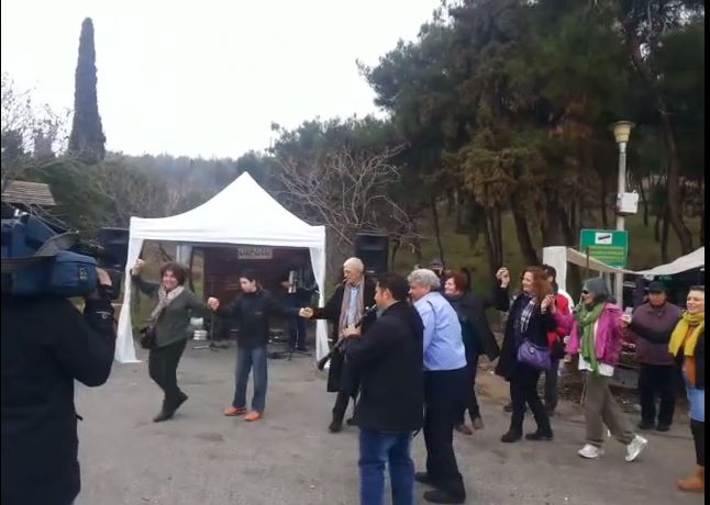 O Mπουτάρης χορεύει «Γιάννη μου το μαντίλι σου» – ΒΙΝΤΕΟ