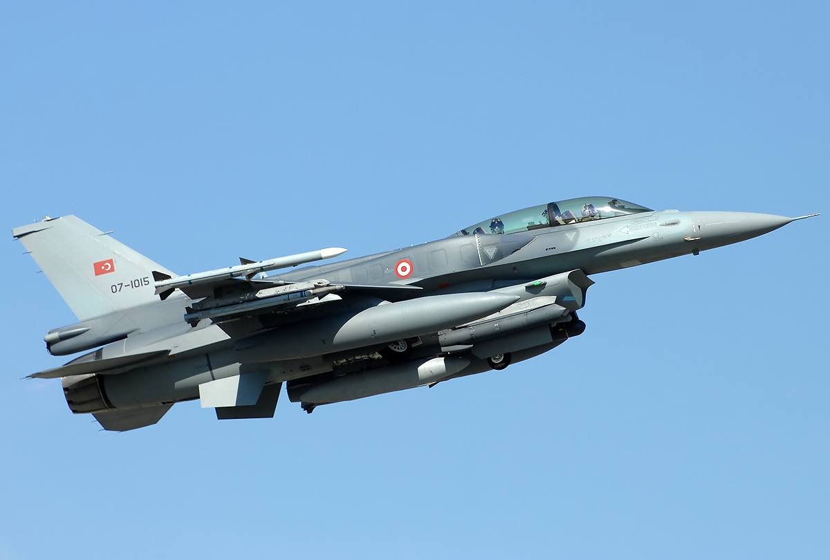 Συνεχίζουν τις προκλήσεις. Ο Αρχηγός της τουρκικής πολεμικής αεροπορίας με F-16 στο Αιγαίο – ΒΙΝΤΕΟ