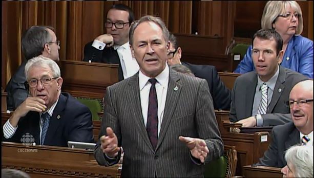 Υπουργός αποχώρησε από ψηφοφορία της βουλής γιατί… τον στένευε το εσώρουχό του – BINTEO