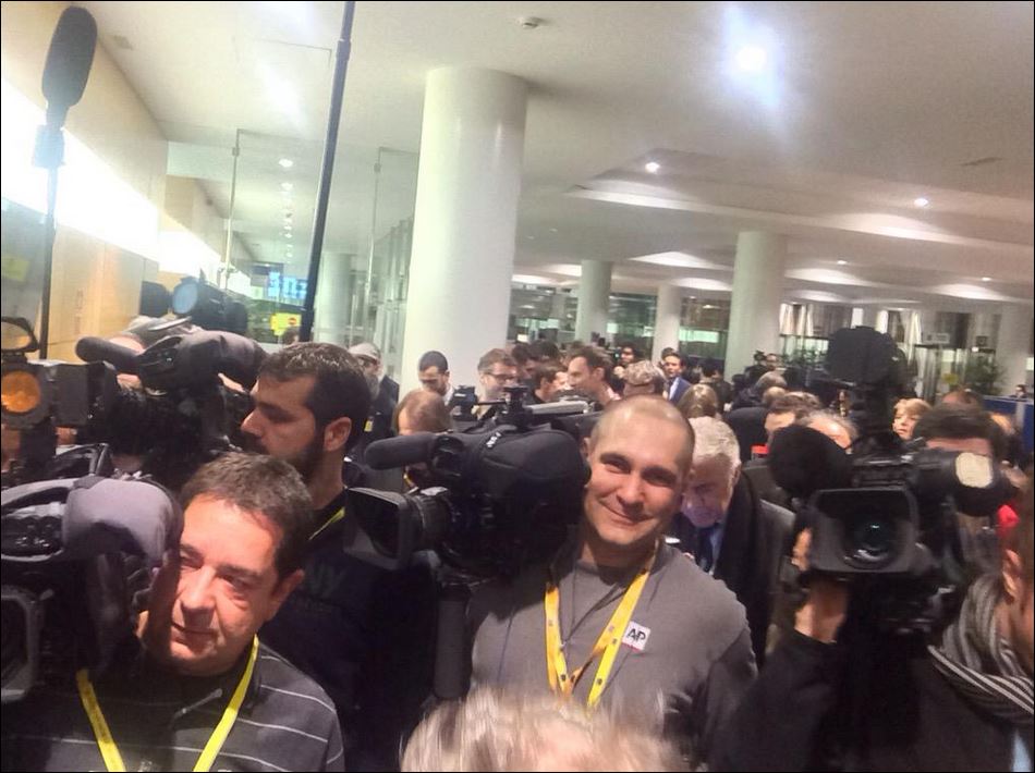 Το αδιαχώρητο στην αίθουσα όπου θα γίνει η συνέντευξη Τύπου – ΤΩΡΑ