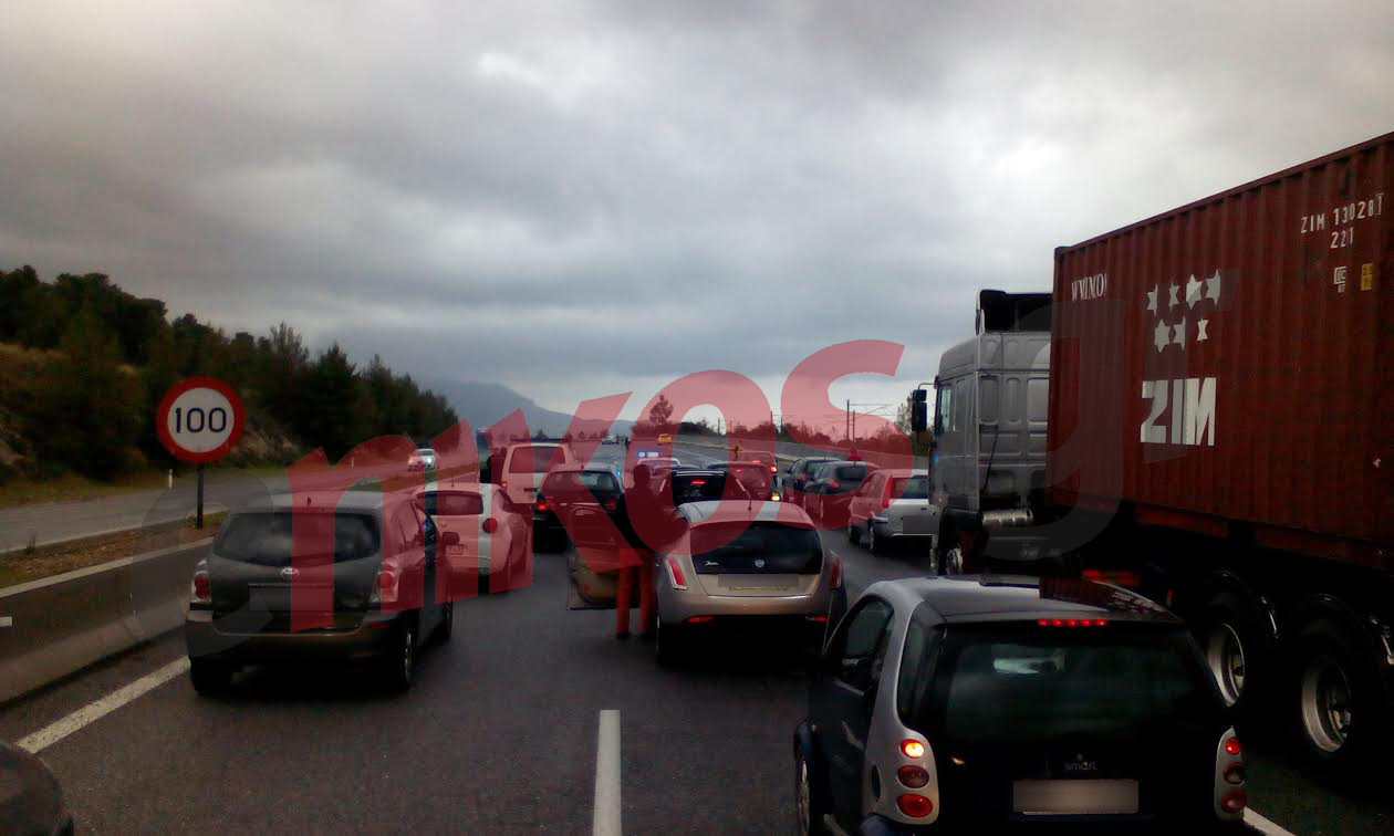 Τροχαίο στην Αθηνών – Κορίνθου. Κλειστό το ρεύμα προς Αθήνα – ΤΩΡΑ