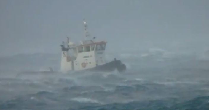 Κύματα «καταπίνουν» ρυμουλκό στο στενό Τήνου – Μυκόνου – ΒΙΝΤΕΟ