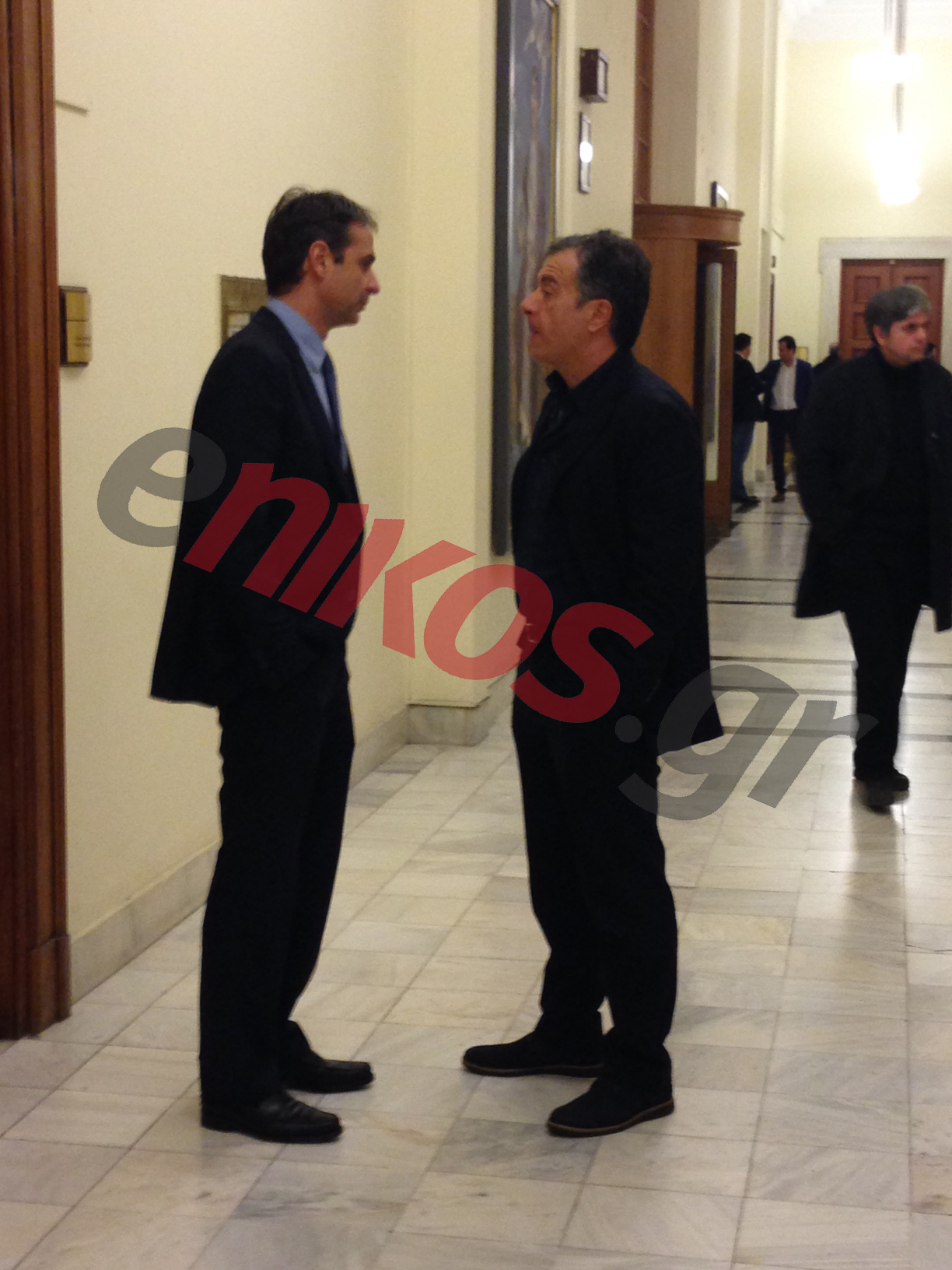 Τα λένε Θεοδωράκης – Μητσοτάκης στους διαδρόμους της βουλής – ΦΩΤΟ