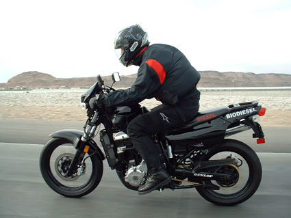 Μοτοσικλέτα πέρασε μέσα από τη τζαμαρία καταστήματος -ΦΩΤΟ