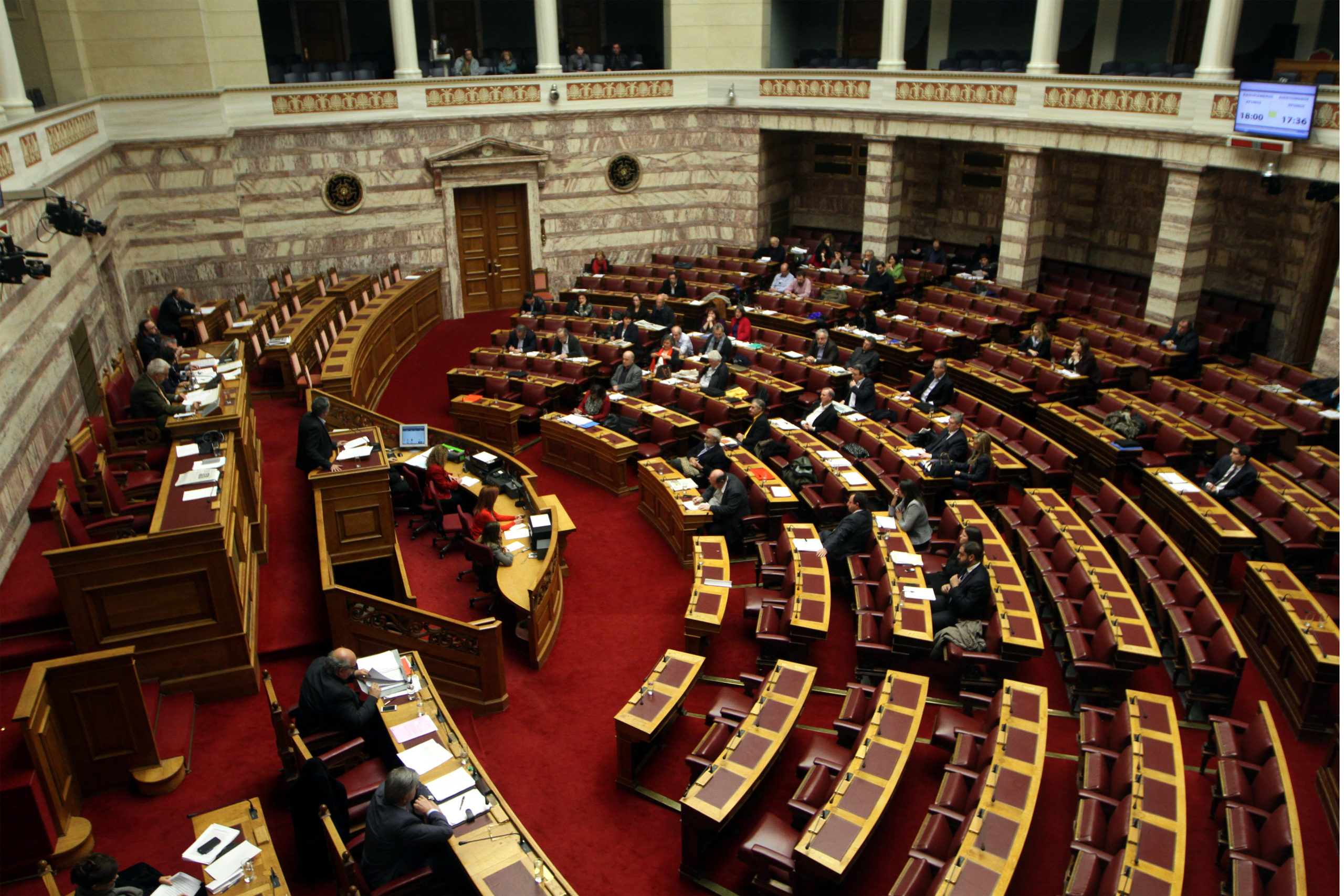 Στη Βουλή νομοσχέδια για τα Ταμεία και πάγωμα της μείωσης συντάξεων