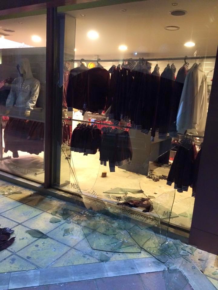 Μολότοφ στη μπουτίκ της ΑΕΛ – ΦΩΤΟ