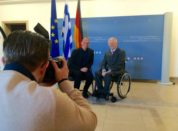 Σε εξέλιξη η συνάντηση Σόιμπλε – Βαρουφάκη – ΦΩΤΟ