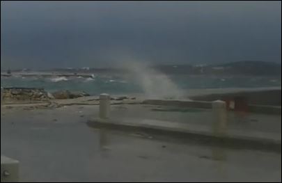 Τεράστια κύματα στην Παροικιά – ΒΙΝΤΕΟ
