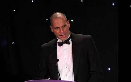 Όταν ο Βαρουφάκης φόρεσε κοστούμι και παπιγιόν – ΦΩΤΟ