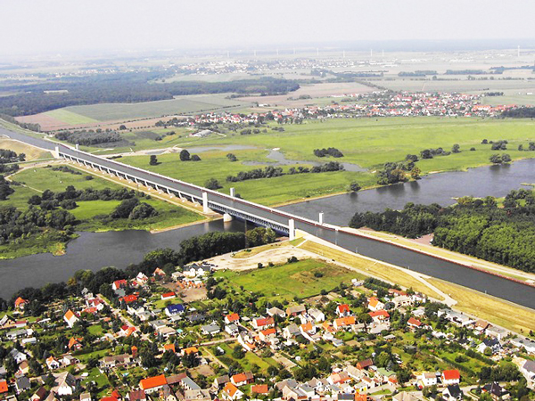 perierga.gr - Ένας ποταμός επάνω σε έναν... ποταμό!