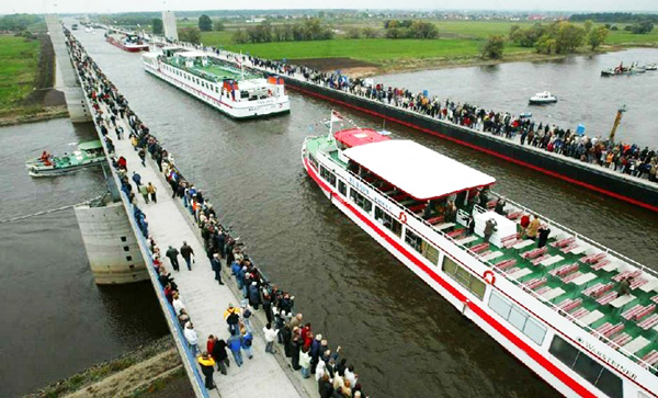 perierga.gr - Ένας ποταμός επάνω σε έναν... ποταμό!