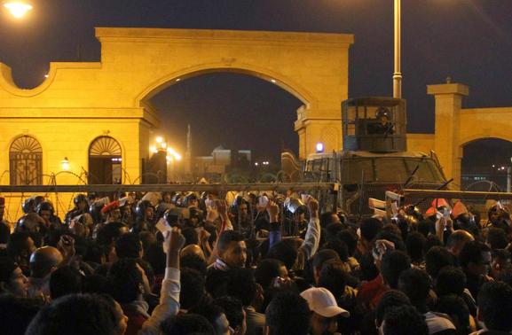 Soccer fans argue with security personnel as they attempt to enter a stadium, before a scuffle broke out, on the outskirts of Cairo February 8, 2015. REUTERS-Stringer