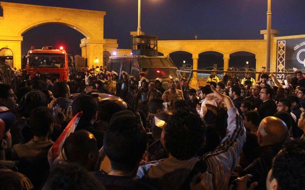 Soccer fans argue with security personnel as they attempt to enter a stadium before a scuffle broke out, on the outskirts of Cairo February 8, 2015.  REUTERS-Stringer