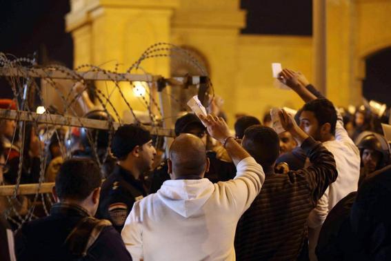 Policemen and soccer fans argue as fans attempt to enter a stadium to watch a match, on the outskirts of Cairo February 8, 2015.   REUTERS-Al Youm Al Saabi Newspaper