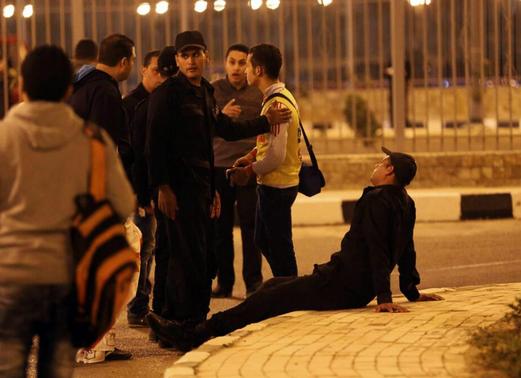 Policemen and soccer fans argue during a scuffle as fans attempt to enter a stadium to watch a match, on the outskirts of Cairo February 8, 2015. REUTERS-Al Youm Al Saabi Newspaper