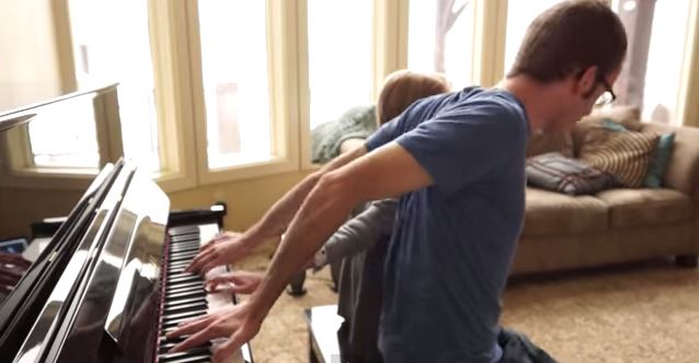 Παίζουν πιάνο… ανάποδα – ΒΙΝΤΕΟ