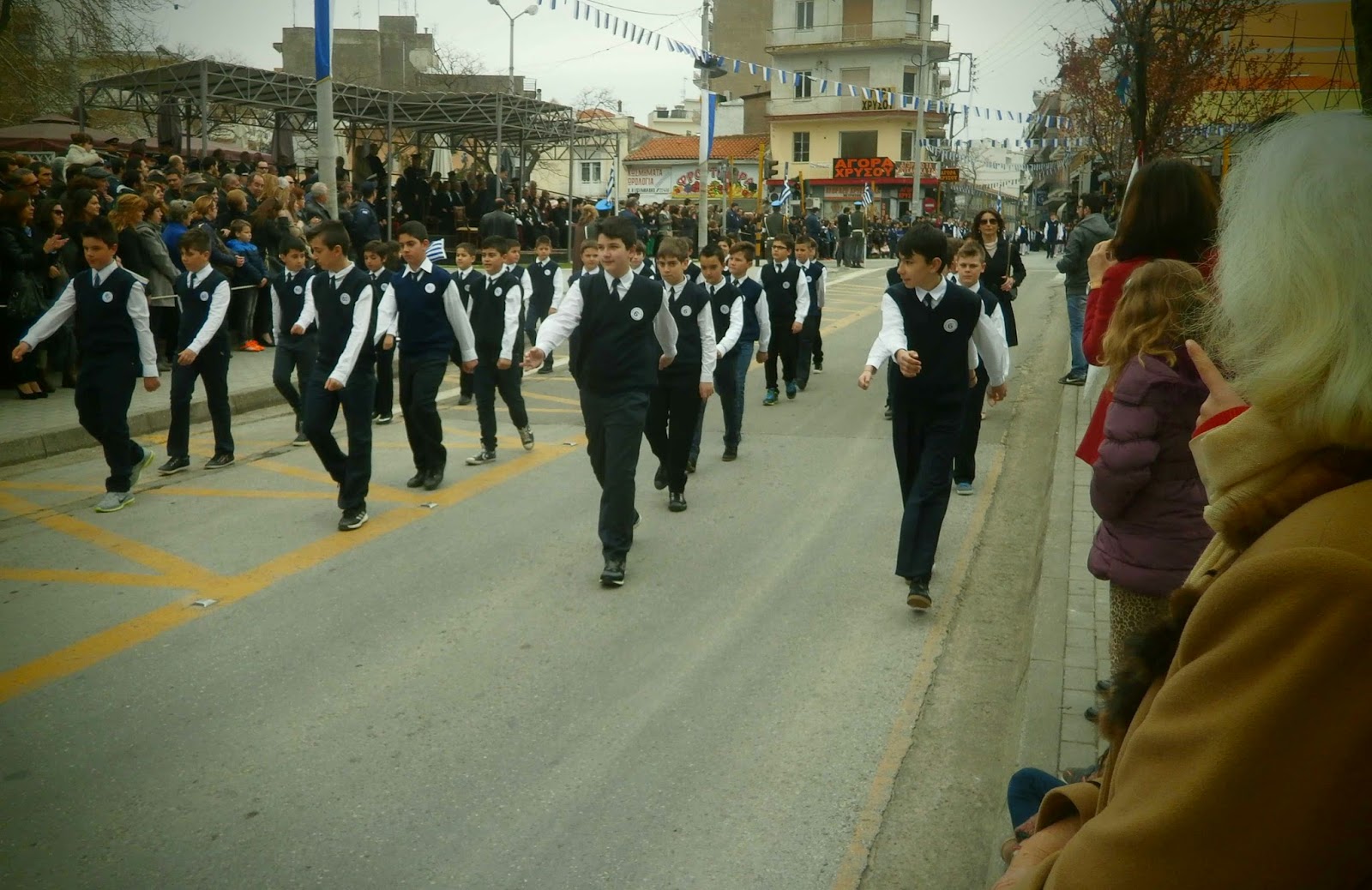 Χωρίς κάγκελα και χωρίς βουλευτές στην εξέδρα των επισήμων η παρέλαση στην Ξάνθη – ΒΙΝΤΕΟ