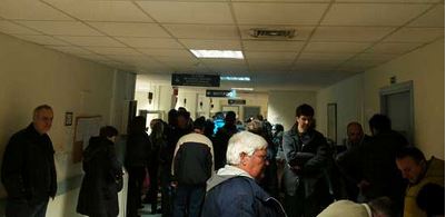 Ουρές στο ΙΚΑ Τούμπας για θεώρηση βιβλιαρίων – ΦΩΤΟ