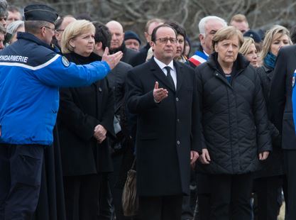 Ολάντ και Μέρκελ πέταξαν πάνω από τον τόπο της αεροπορικής τραγωδίας