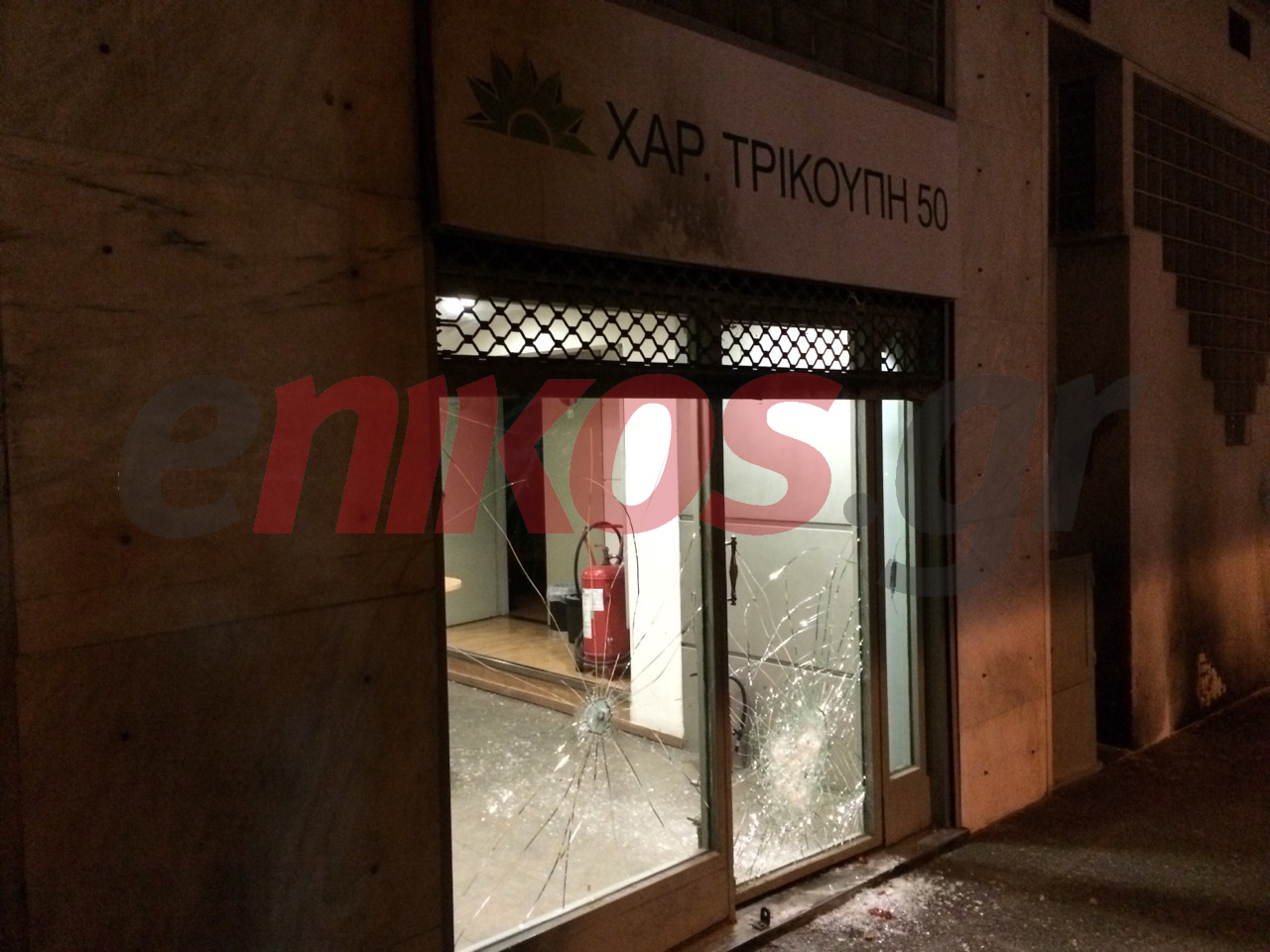 Έσπασαν τα τζάμια στα γραφεία του ΠΑΣΟΚ – ΦΩΤΟ