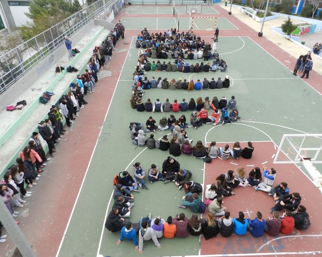 Έγραψαν “Βαγγέλης” με τα σώματά τους – ΦΩΤΟ