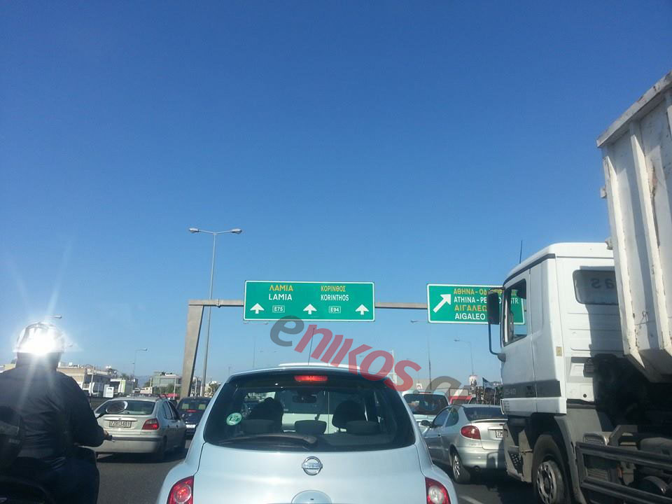 Κυκλοφοριακό κομφούζιο στην Αθηνών-Λαμίας από σύγκρουση οχημάτων – ΤΩΡΑ