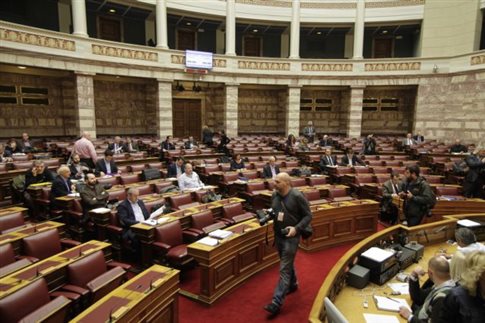 Αντιπαράθεση στη Βουλή για το νομοσχέδιο της ανθρωπιστικής κρίσης