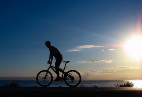 Έκανε βόλτα με το ποδήλατο και… βρέθηκε στη θάλασσα