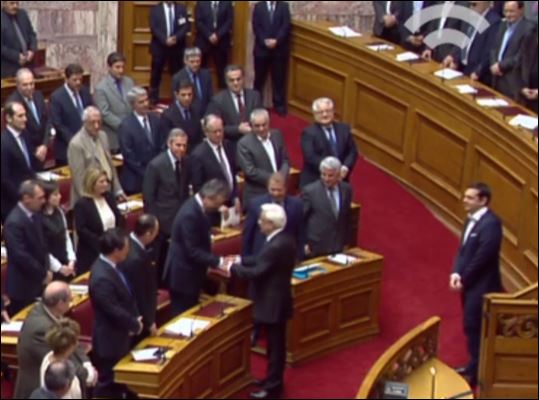 Η χειραψία του Παυλόπουλου με τον Σαμαρά – ΦΩΤΟ