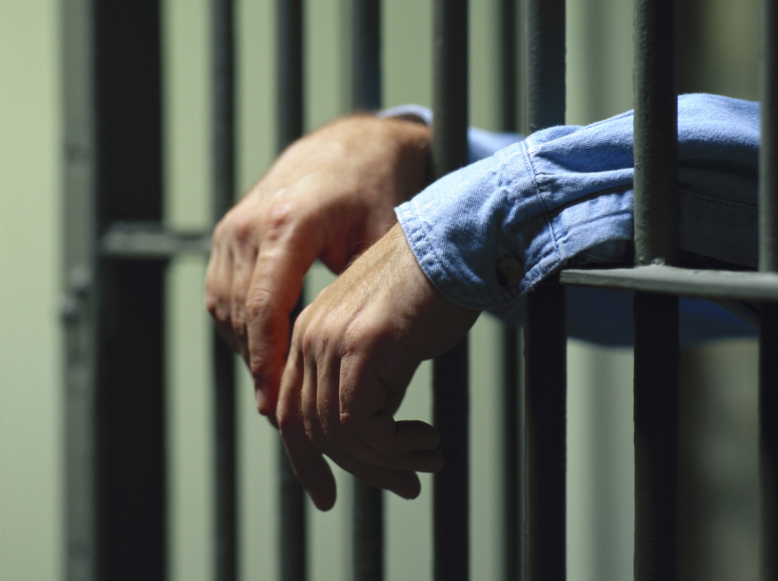 Πήγε να δει τον γιο της στα κρατητήρια με… ναρκωτικά