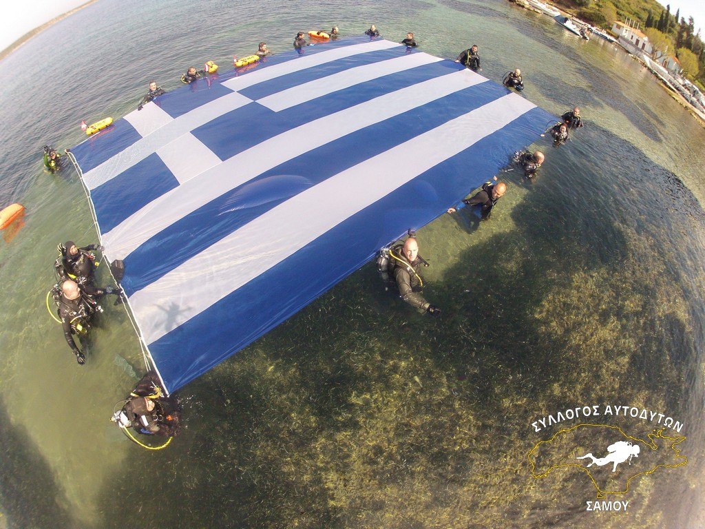 Τεράστια ελληνική σημαία στη Θάλασσα – ΦΩΤΟ