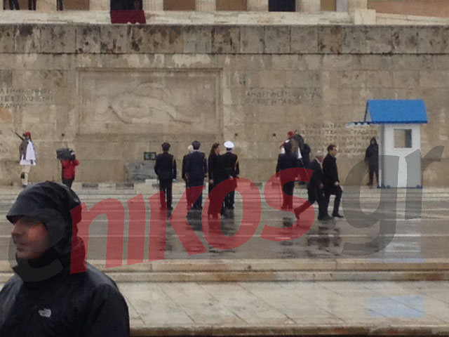 Ο Παυλόπουλος καταθέτει στεφάνι στο Μνημείο του Άγνωστου Στρατιώτη – ΦΩΤΟ