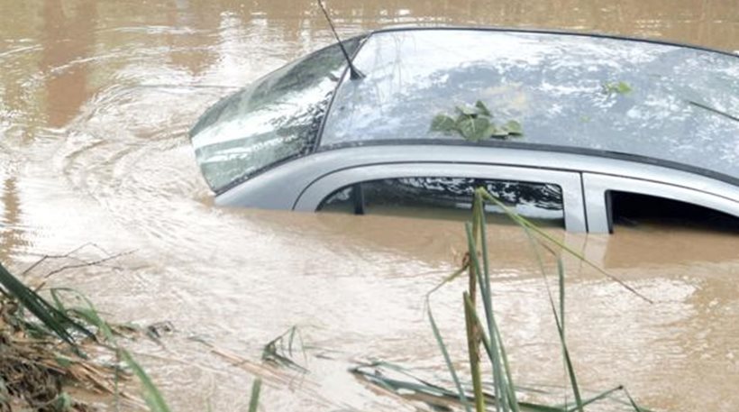 Παρασύρθηκε αυτοκίνητο από χείμαρρο