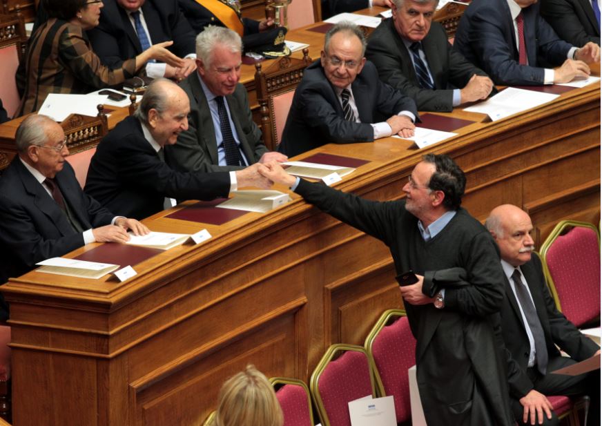 Η χειραψία του Κωνσταντίνου Μητσοτάκη με τον Λαφαζάνη – ΦΩΤΟ