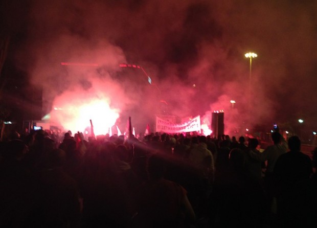 “Κόκκινος” ο Πειραιάς για τα 90 χρόνια του Ολυμπιακού – ΦΩΤΟ