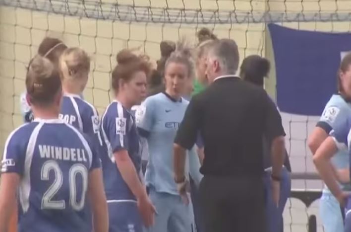 Γροθιά στην τερματοφύλακα από την επιθετικό – ΒΙΝΤΕΟ