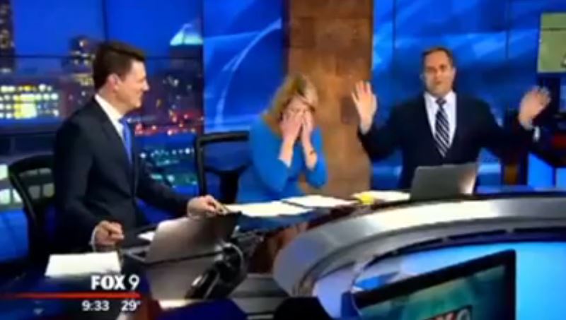 Παρουσιαστής έβαλε το σακάκι με την… κρεμάστρα – ΒΙΝΤΕΟ