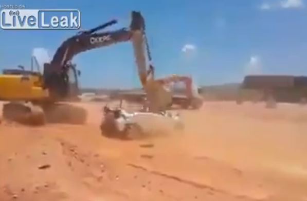 Δεν πληρώθηκαν και τους διέλυσαν τα αμάξια – ΒΙΝΤΕΟ