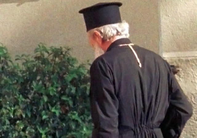 Κλέφτης των δαχτυλιδιών ο… παπάς