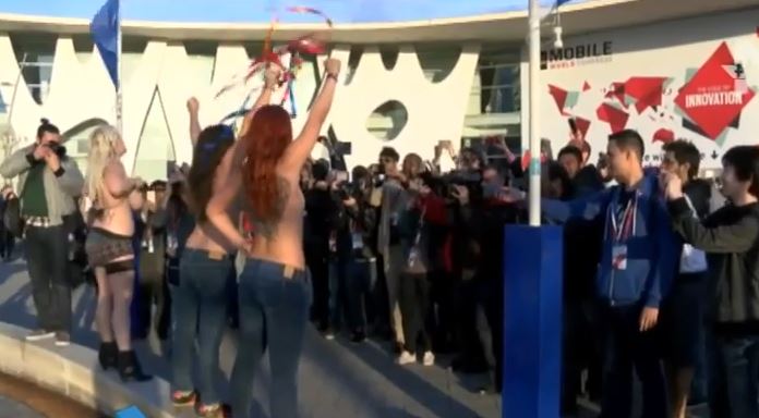 Με τον ιδρυτή του Facebook “τα έβαλαν” οι Femen – ΒΙΝΤΕΟ