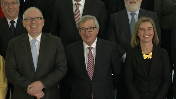 Οι Επίτροποι της Κομισιόν ζήτησαν να φωτογραφηθούν “αλά Βαρουφάκης” – ΒΙΝΤΕΟ