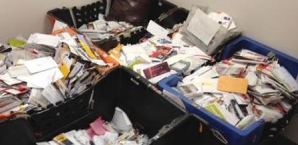 Ταχυδρόμος έκρυβε τα γράμματα στο σπίτι του