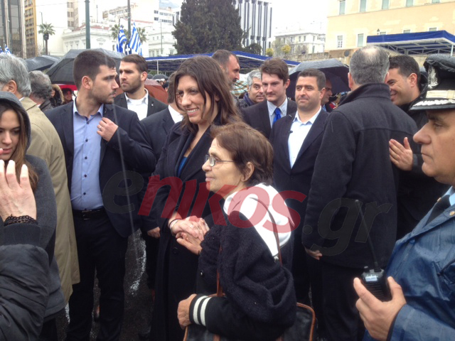 Η παρατήρηση της Κωνσταντοπούλου στον υπάλληλο που απομάκρυνε μια ηλικιωμένη – ΦΩΤΟ